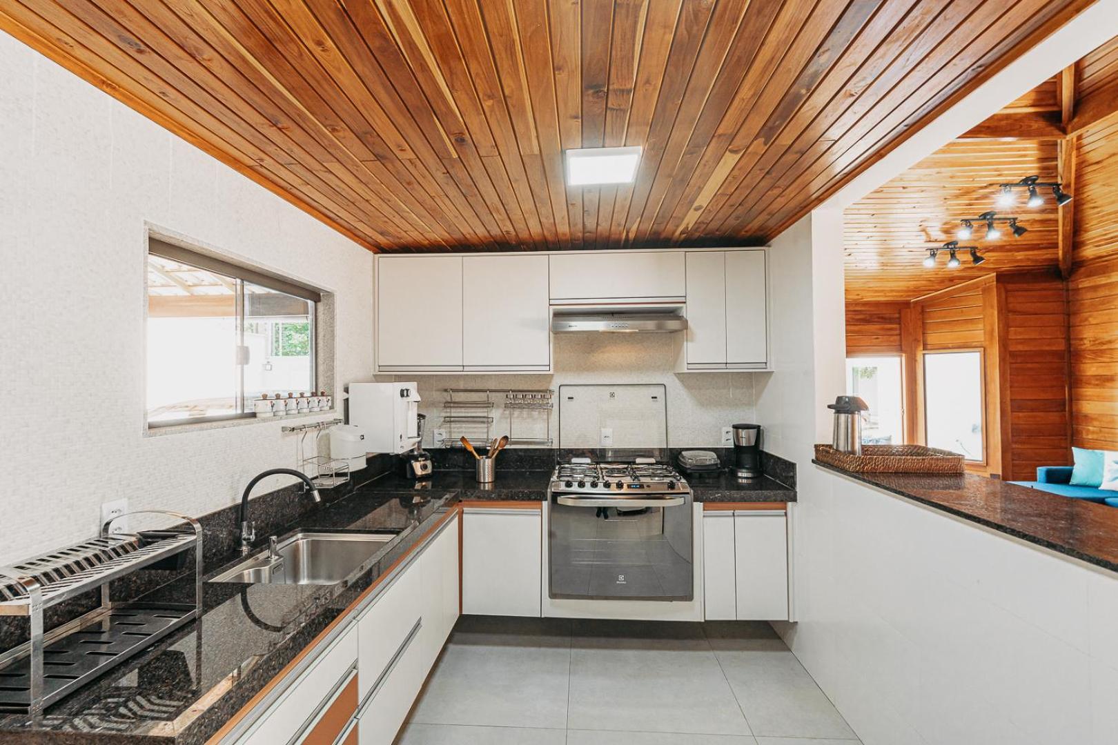 Casadecastelhanos, Quadra Do Mar De Castelhanos, 4 Suites Com Ar, Churrasqueira, Piscina, Hidromassagem, Cozinha Integrada Gourmet Ideal Para Familia E Amigos Аншиета Экстерьер фото